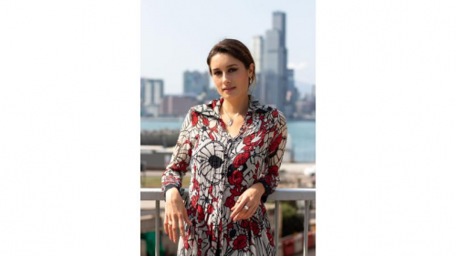 昕朝广告诠释让我鼓舞 优雅点亮职场女性